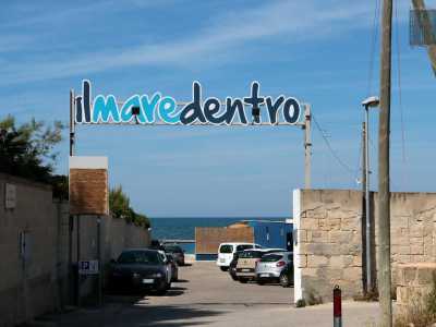 Proseguiamo su via dello Speziale ed eccoci di fronte all�entrata del lido privato �Il mare dentro�, conosciuto fin dagli anni 50 come �Lido amarissimo�, ovvero la spiaggia dei dipendenti delle Poste